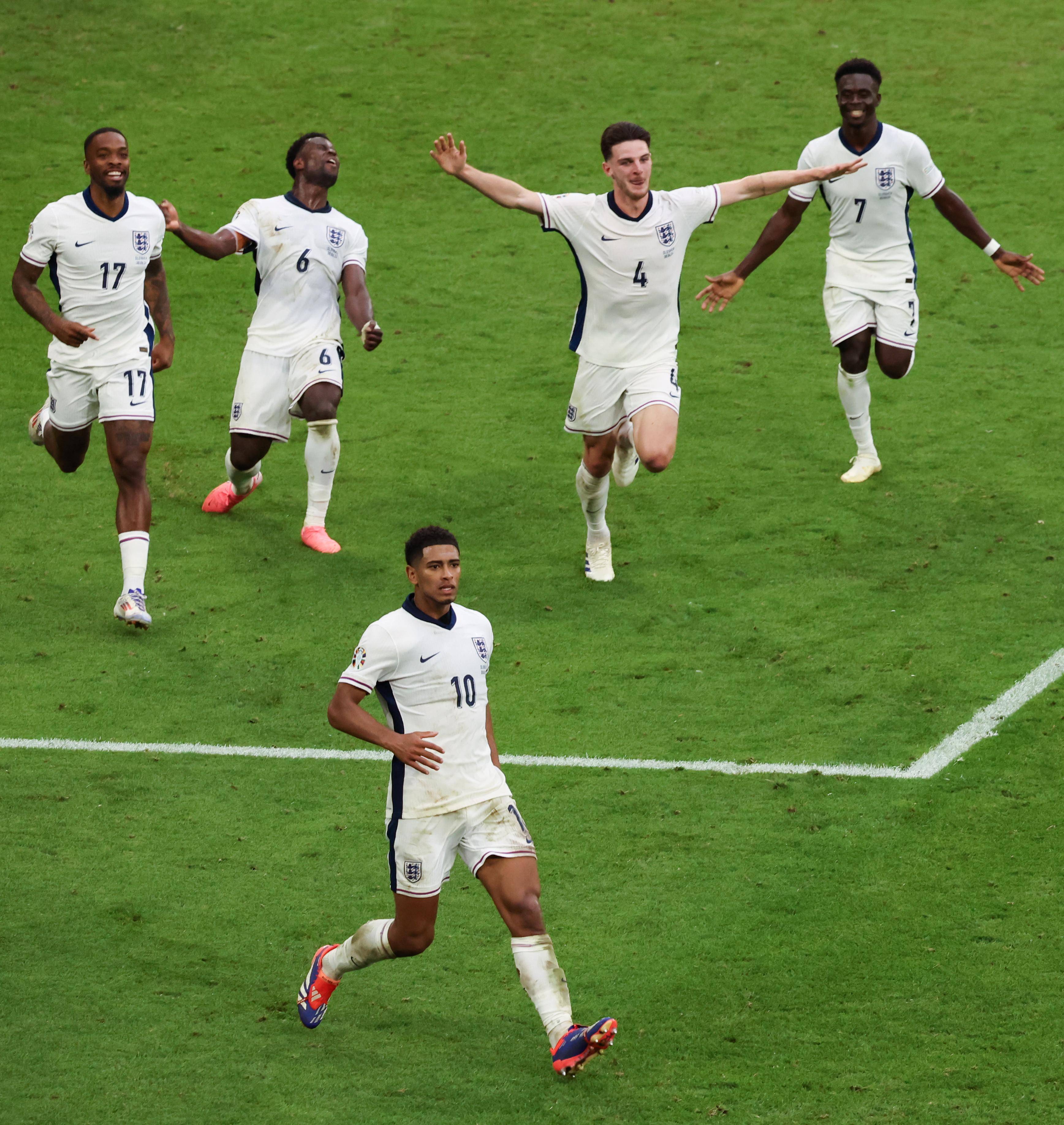 足球比赛中的精彩对决，球员们备战奋力拼搏，战绩斐然的简单介绍